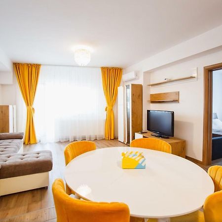 Spacious & Bright 2 Bedroom Central Apartment Oradea Exteriör bild