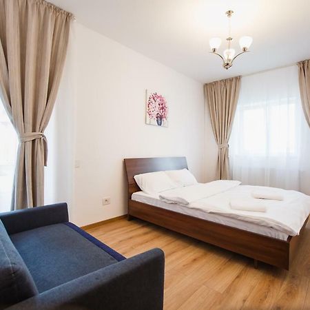 Spacious & Bright 2 Bedroom Central Apartment Oradea Exteriör bild