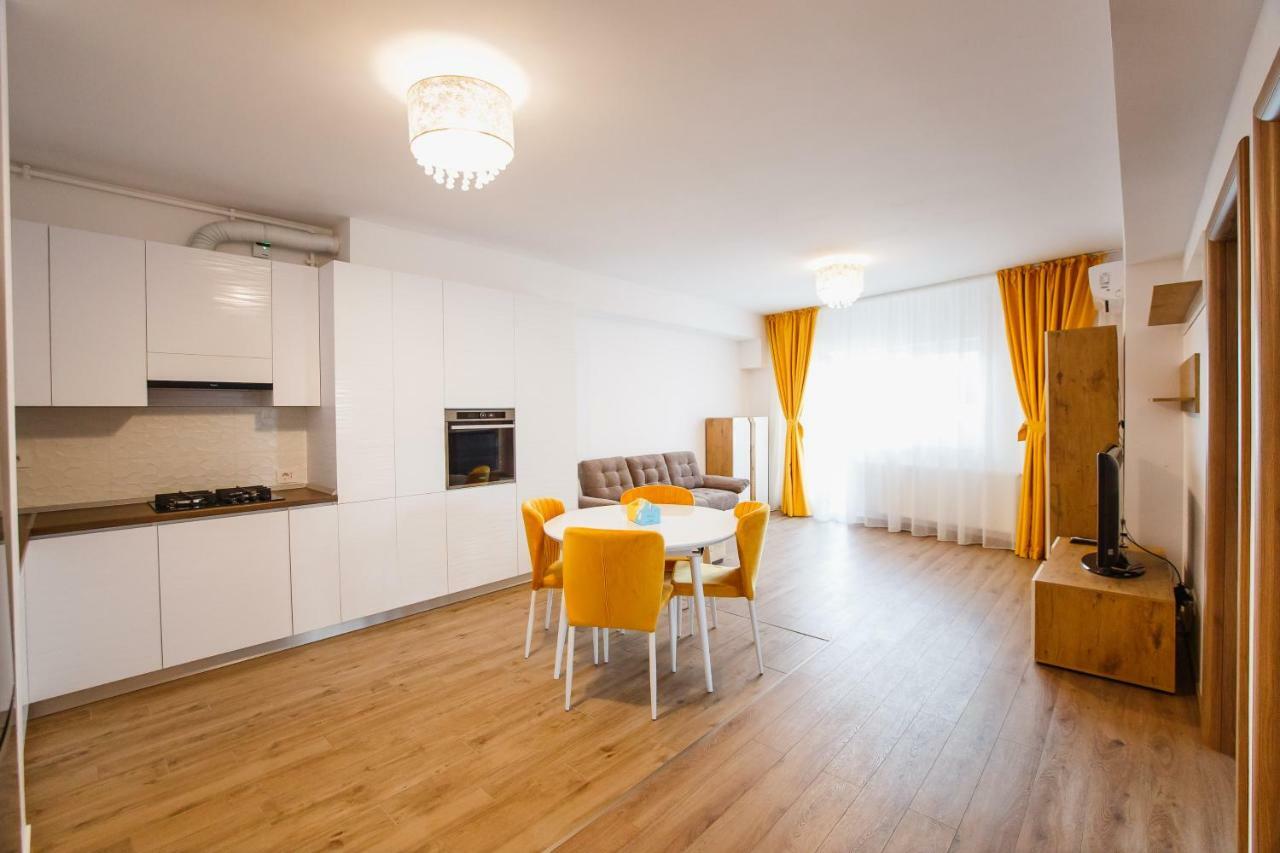 Spacious & Bright 2 Bedroom Central Apartment Oradea Exteriör bild