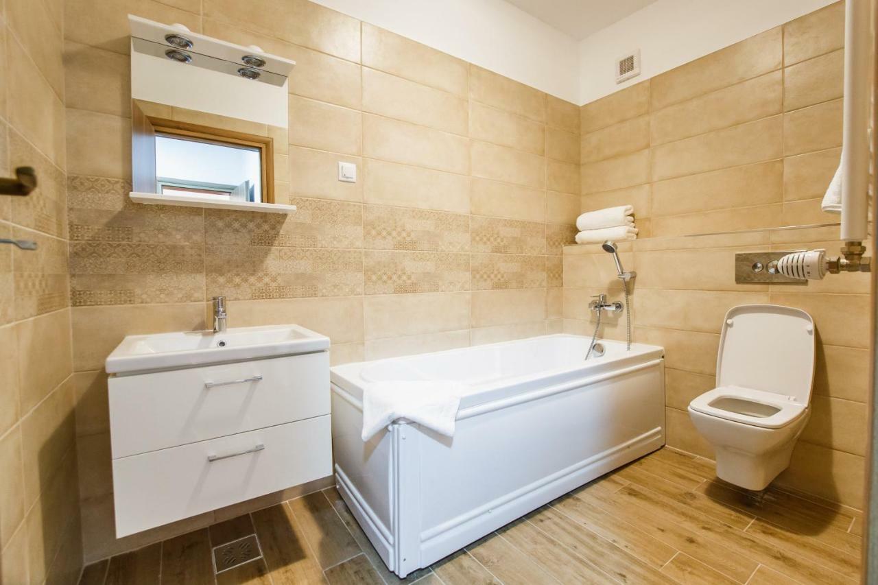 Spacious & Bright 2 Bedroom Central Apartment Oradea Exteriör bild