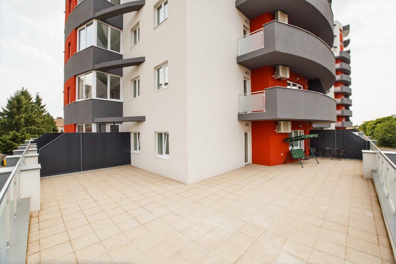 Spacious & Bright 2 Bedroom Central Apartment Oradea Exteriör bild