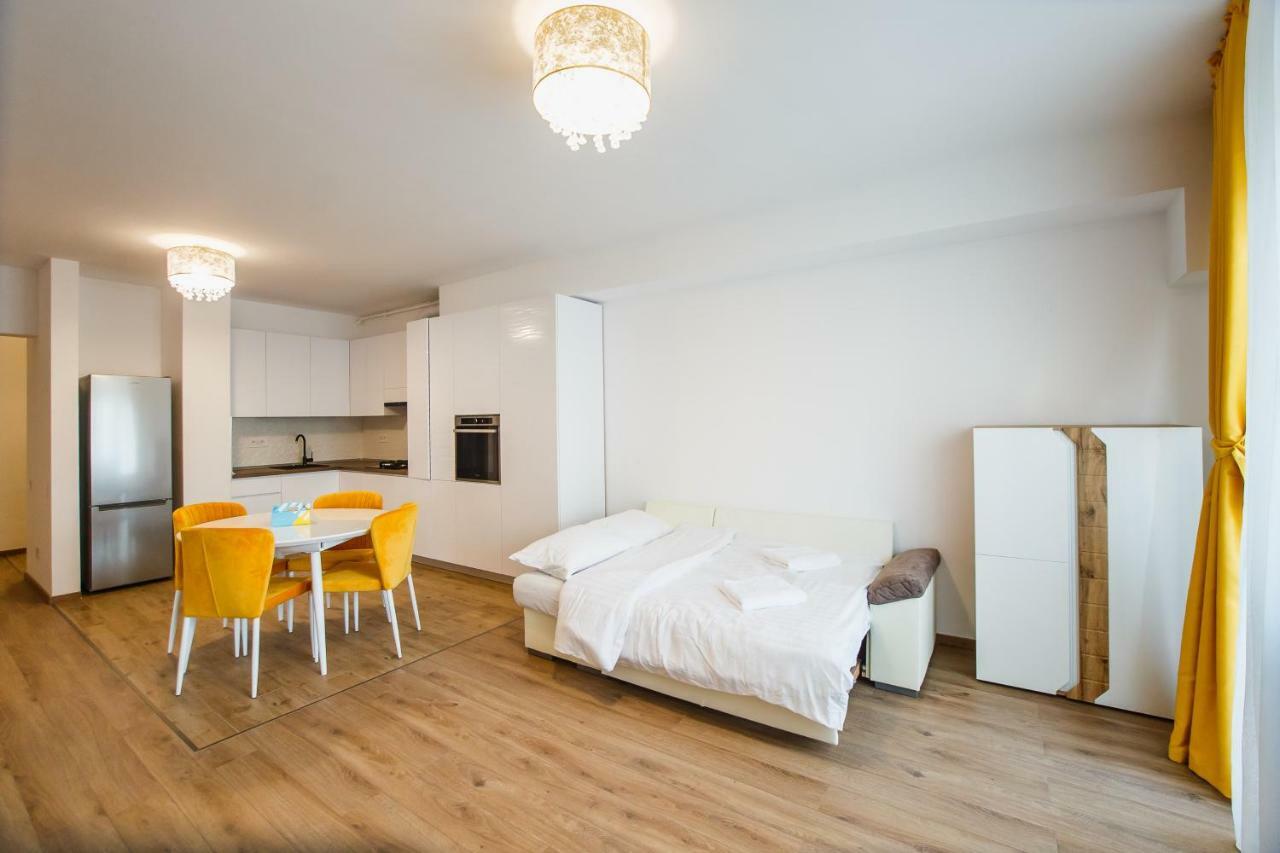 Spacious & Bright 2 Bedroom Central Apartment Oradea Exteriör bild