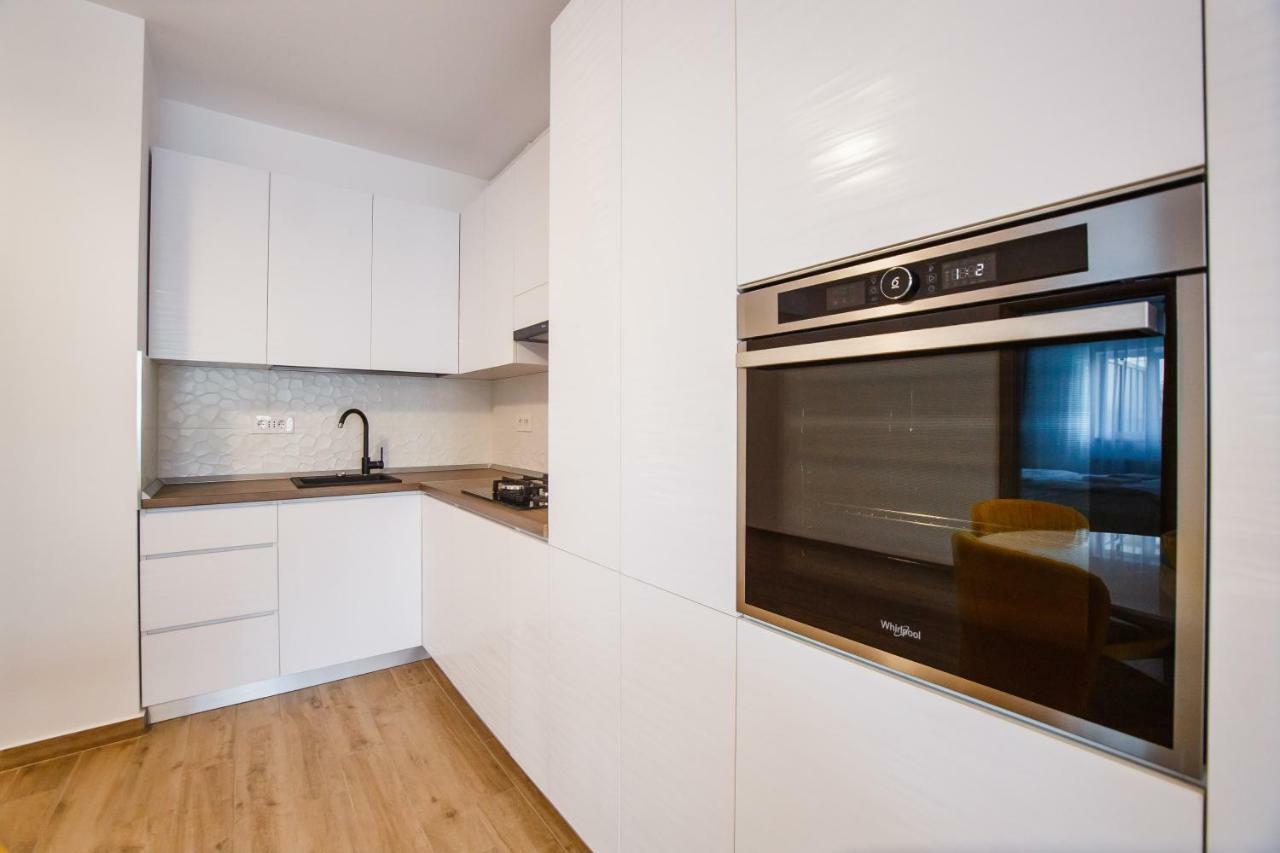 Spacious & Bright 2 Bedroom Central Apartment Oradea Exteriör bild
