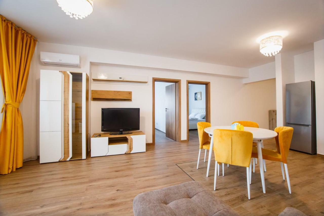Spacious & Bright 2 Bedroom Central Apartment Oradea Exteriör bild