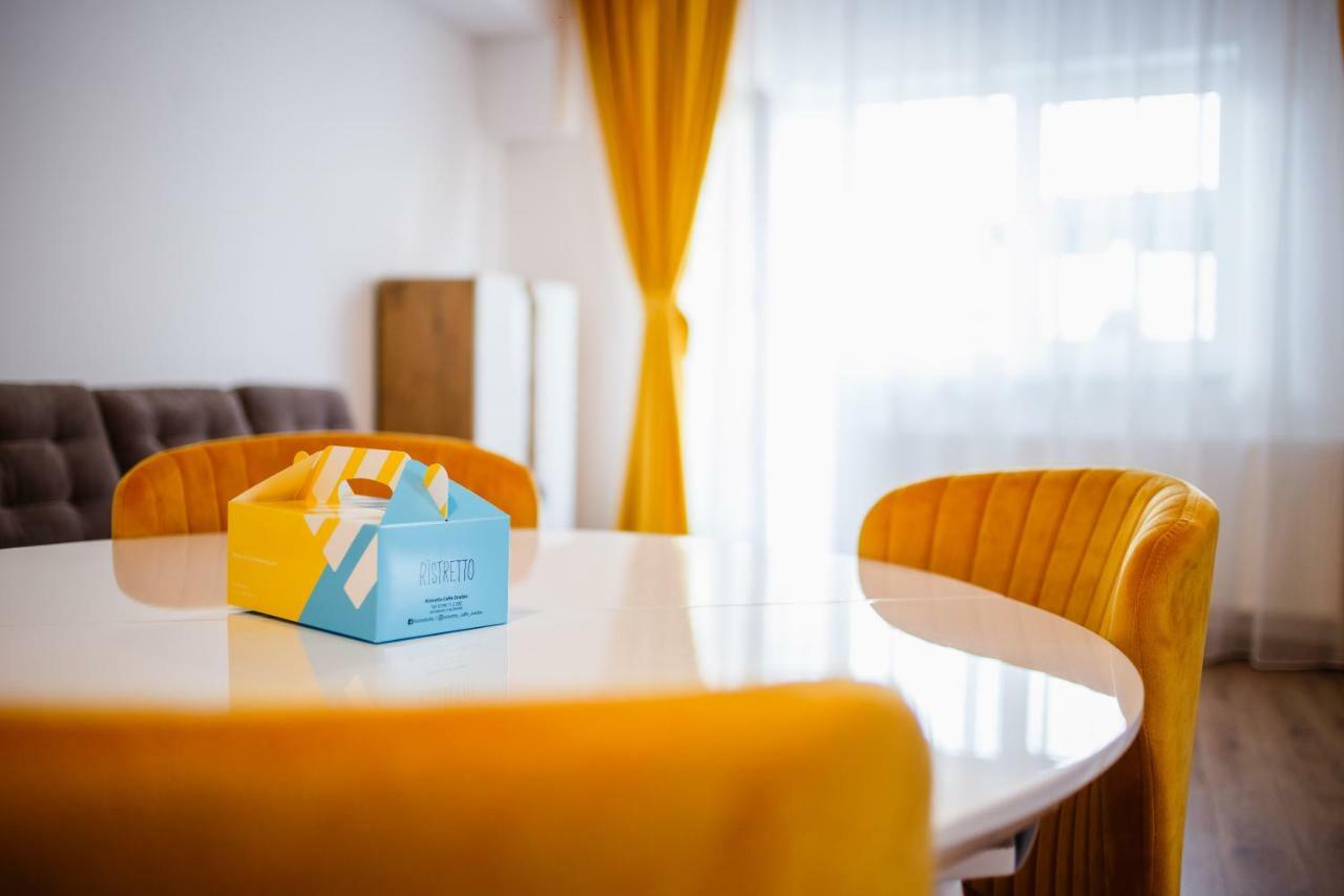 Spacious & Bright 2 Bedroom Central Apartment Oradea Exteriör bild