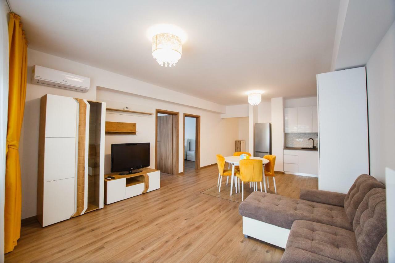 Spacious & Bright 2 Bedroom Central Apartment Oradea Exteriör bild