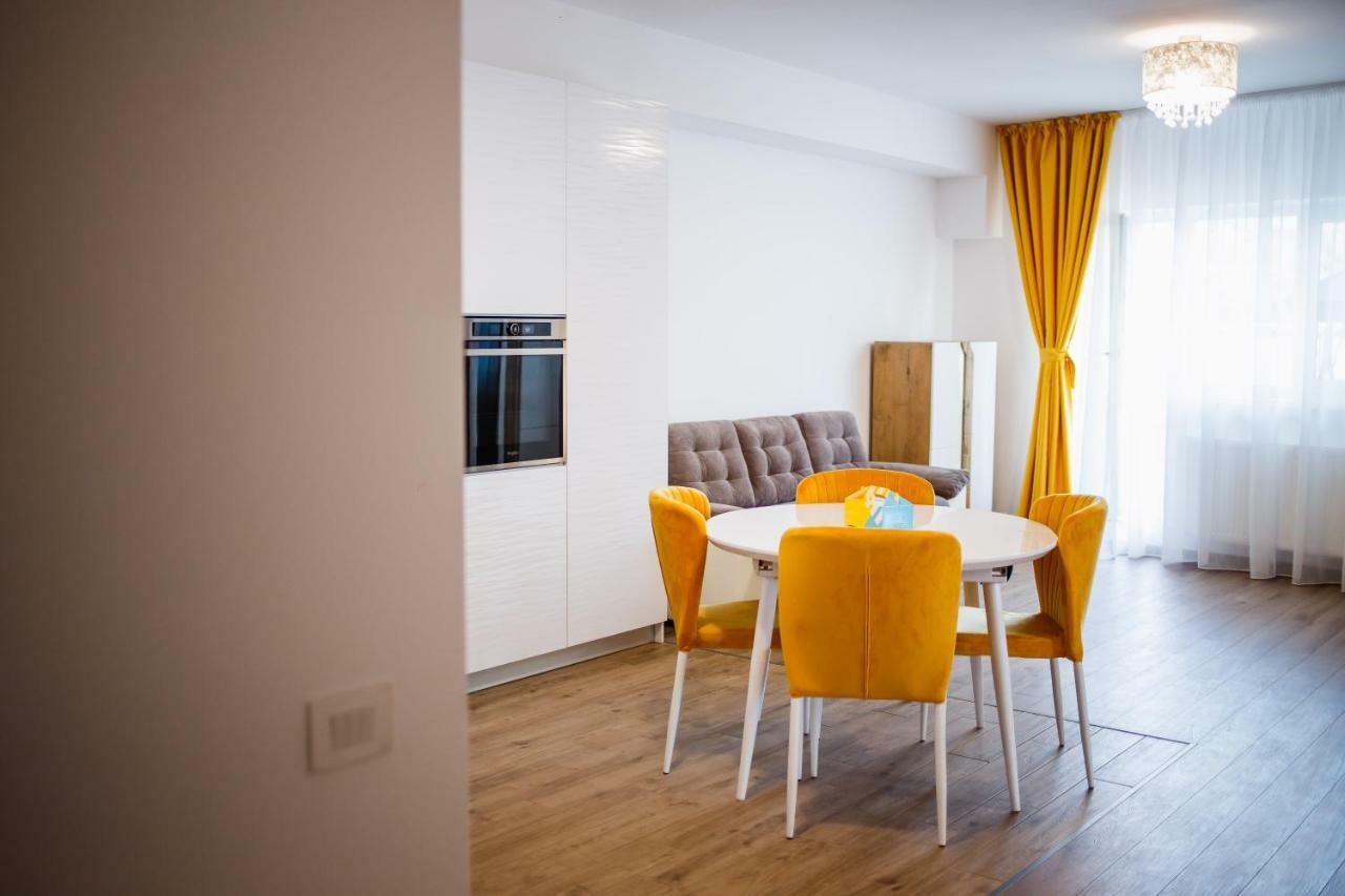 Spacious & Bright 2 Bedroom Central Apartment Oradea Exteriör bild